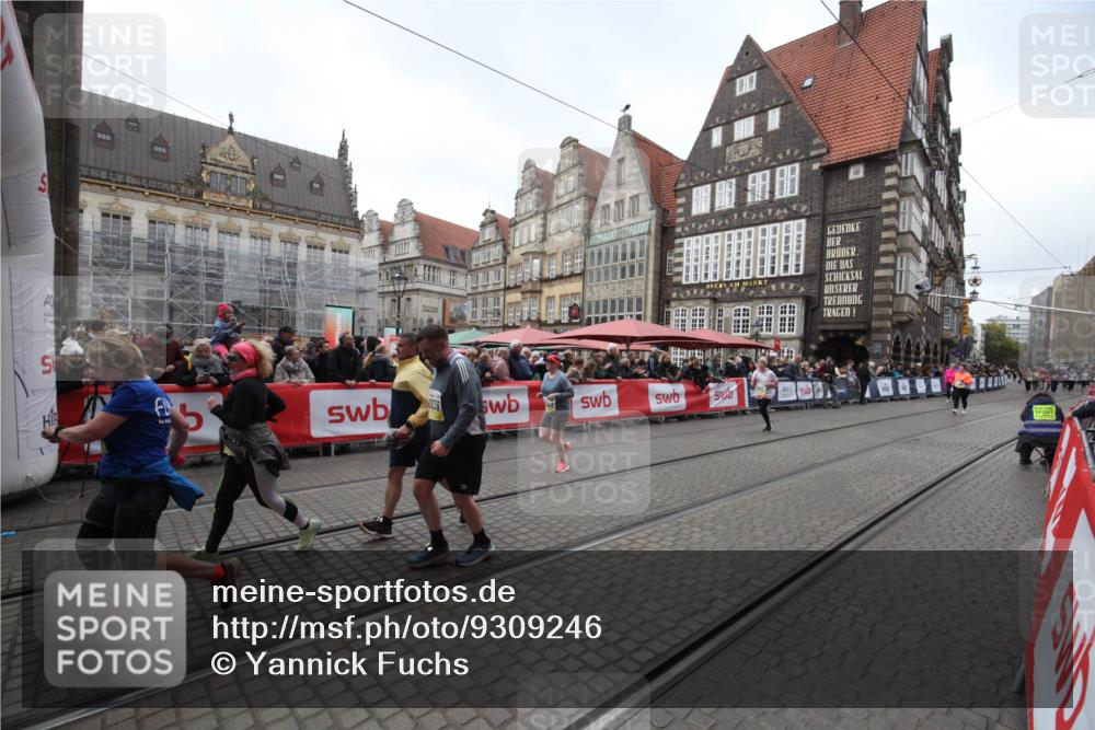 05.10.2025 - 20. swb-Marathon Bremen Yannick Fuchs http://msf.ph/oto/9309246 05.10.2025 11:14:05 Ziel 9012, 9342, 9631, 10000, 10036, 10512, 10721, 11541, 11548 meine-sportfotos.de