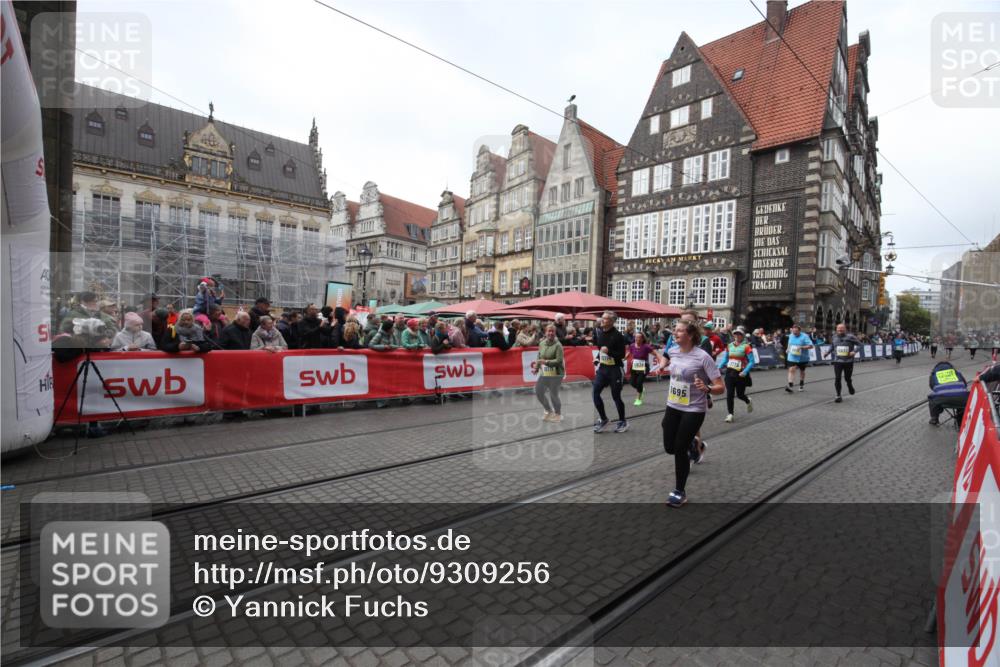 05.10.2025 - 20. swb-Marathon Bremen Yannick Fuchs http://msf.ph/oto/9309256 05.10.2025 11:14:22 Ziel 9695, 9724, 9818, 9819, 10114, 10115, 10201, 10832, 11135, 11539, 11555 meine-sportfotos.de
