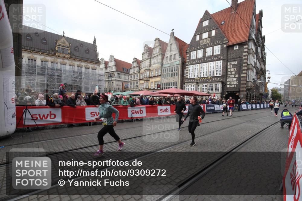 05.10.2025 - 20. swb-Marathon Bremen Yannick Fuchs http://msf.ph/oto/9309272 05.10.2025 11:14:36 Ziel 10292, 11072, 11139 meine-sportfotos.de