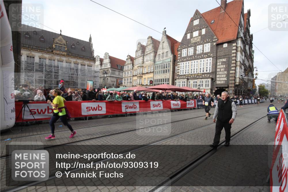 05.10.2025 - 20. swb-Marathon Bremen Yannick Fuchs http://msf.ph/oto/9309319 05.10.2025 11:15:08 Ziel 10496, 10647, 11107 meine-sportfotos.de
