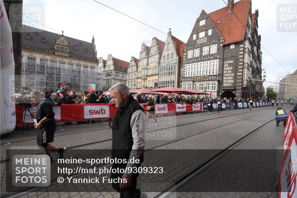 05.10.2025 - 20. swb-Marathon Bremen Yannick Fuchs http://msf.ph/oto/9309323 05.10.2025 11:15:11 Ziel 10647, 10984, 11107, 11635 meine-sportfotos.de
