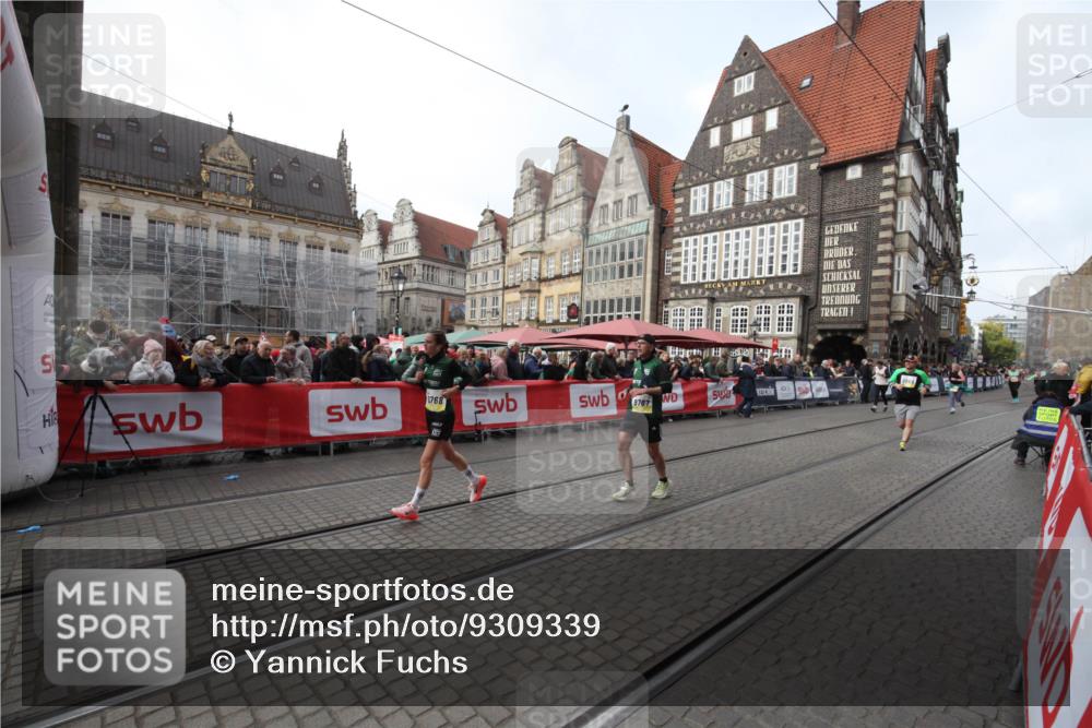 05.10.2025 - 20. swb-Marathon Bremen Yannick Fuchs http://msf.ph/oto/9309339 05.10.2025 11:15:28 Ziel 9767, 9768, 9959, 10976 meine-sportfotos.de