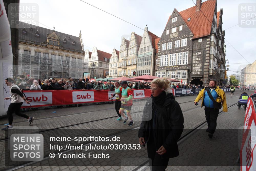 05.10.2025 - 20. swb-Marathon Bremen Yannick Fuchs http://msf.ph/oto/9309353 05.10.2025 11:15:37 Ziel 8844, 11112, 11113 meine-sportfotos.de