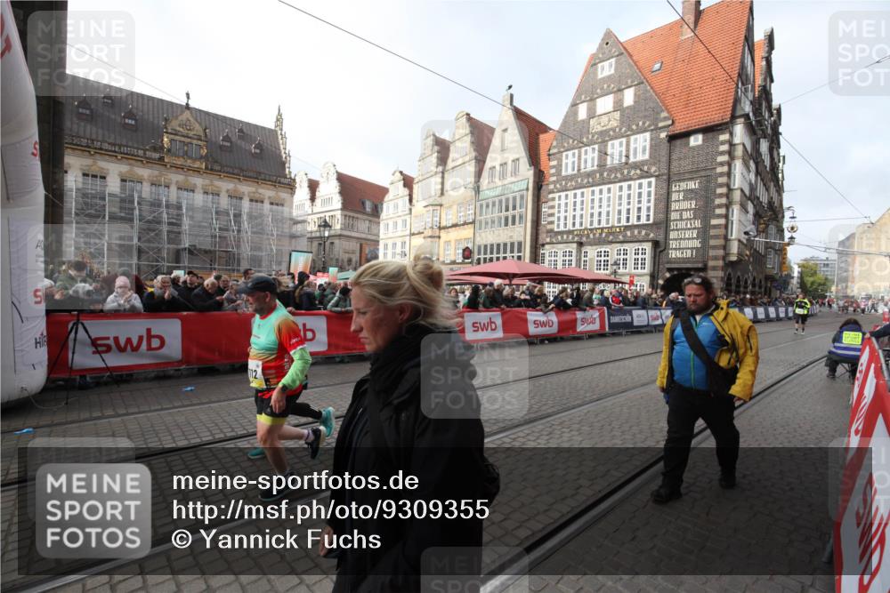 05.10.2025 - 20. swb-Marathon Bremen Yannick Fuchs http://msf.ph/oto/9309355 05.10.2025 11:15:38 Ziel 11112, 11113 meine-sportfotos.de