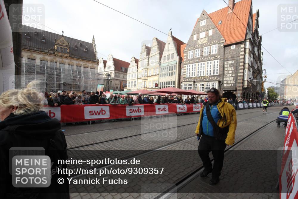 05.10.2025 - 20. swb-Marathon Bremen Yannick Fuchs http://msf.ph/oto/9309357 05.10.2025 11:15:38 Ziel 11112, 11113 meine-sportfotos.de
