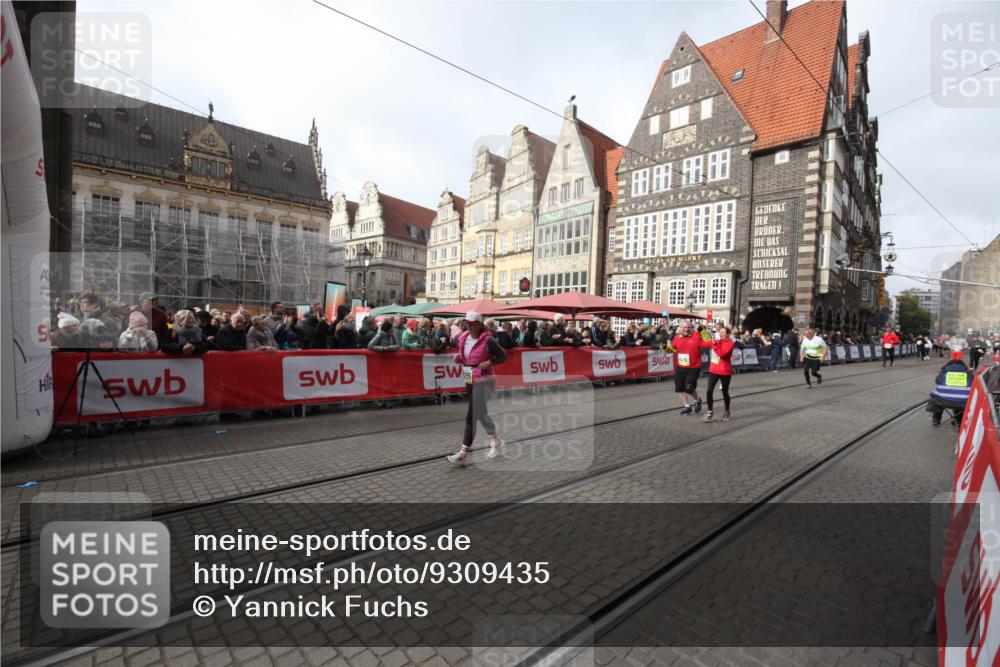 05.10.2025 - 20. swb-Marathon Bremen Yannick Fuchs http://msf.ph/oto/9309435 05.10.2025 11:16:03 Ziel 8476, 10355, 10831, 10846, 11375 meine-sportfotos.de