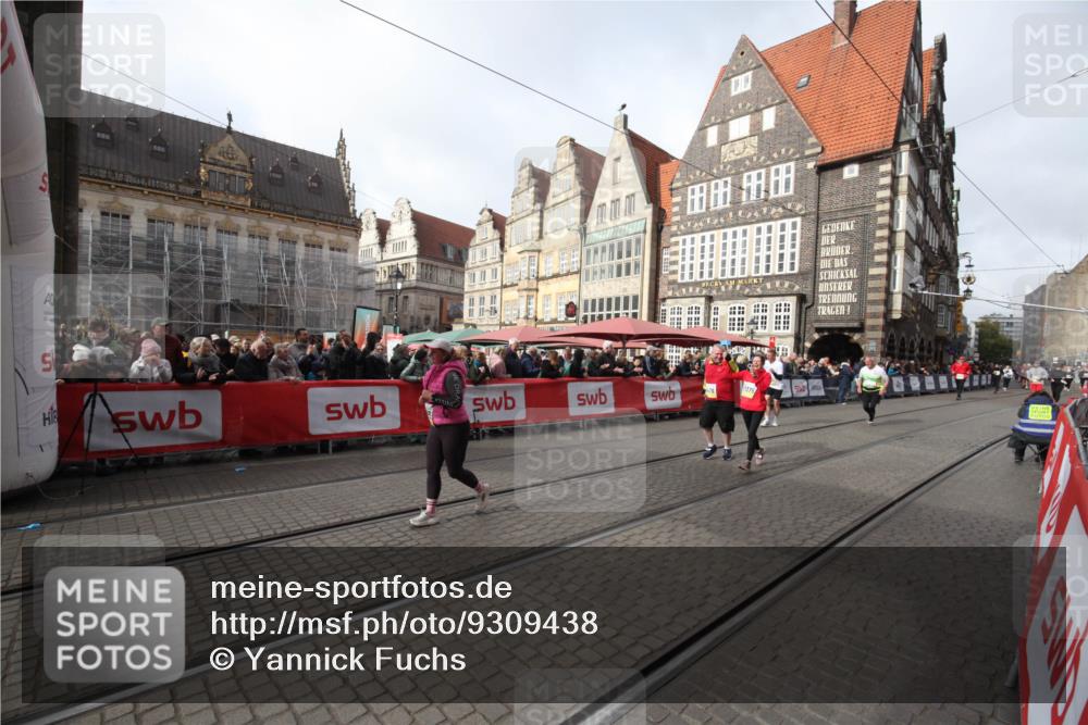 05.10.2025 - 20. swb-Marathon Bremen Yannick Fuchs http://msf.ph/oto/9309438 05.10.2025 11:16:03 Ziel 8476, 10355, 10831, 10846, 11375 meine-sportfotos.de