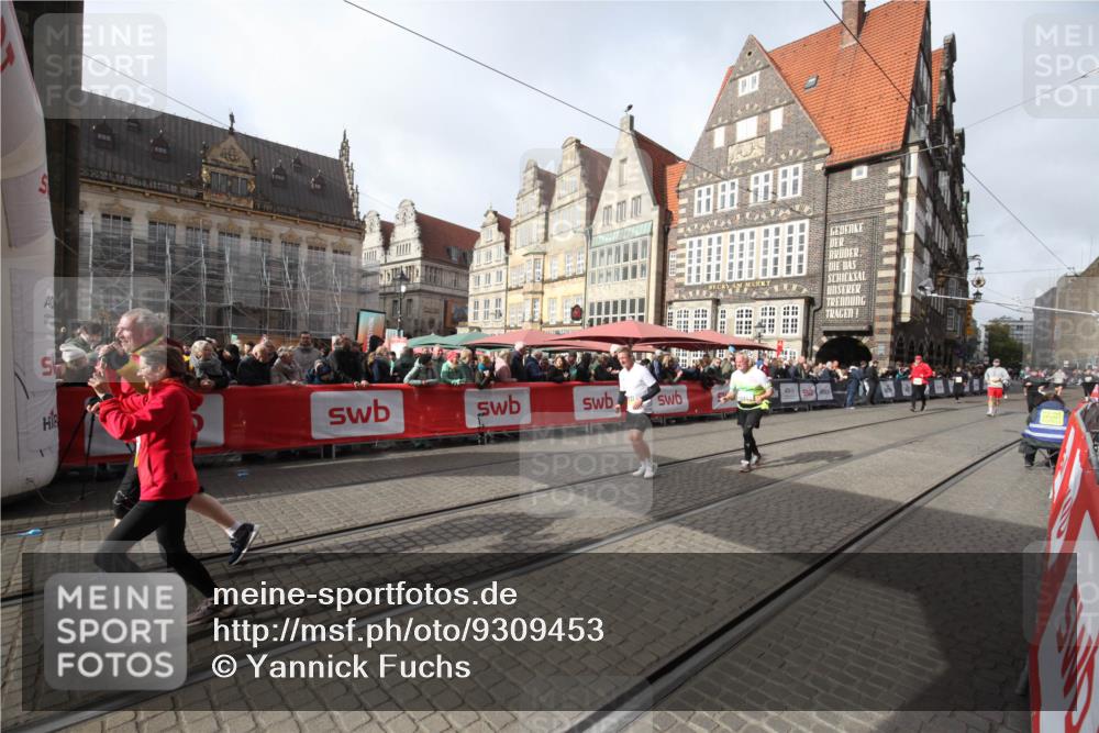 05.10.2025 - 20. swb-Marathon Bremen Yannick Fuchs http://msf.ph/oto/9309453 05.10.2025 11:16:06 Ziel 8476, 10831, 10846, 11375 meine-sportfotos.de