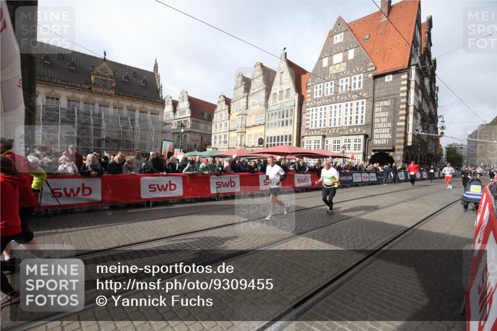05.10.2025 - 20. swb-Marathon Bremen Yannick Fuchs http://msf.ph/oto/9309455 05.10.2025 11:16:06 Ziel 8476, 10831, 10846, 11375 meine-sportfotos.de