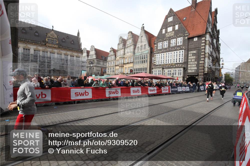 05.10.2025 - 20. swb-Marathon Bremen Yannick Fuchs http://msf.ph/oto/9309520 05.10.2025 11:16:15 Ziel 9640, 9679, 10339, 10340, 10564, 10635, 11378 meine-sportfotos.de