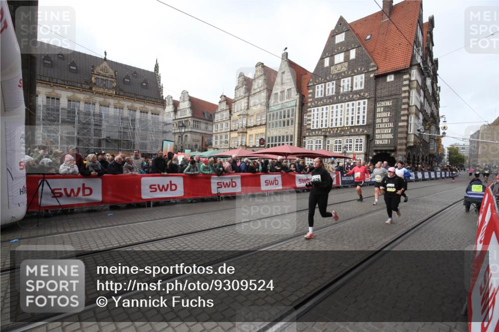 05.10.2025 - 20. swb-Marathon Bremen Yannick Fuchs http://msf.ph/oto/9309524 05.10.2025 11:16:17 Ziel 9679, 10339, 10340, 10564, 11247, 11378 meine-sportfotos.de