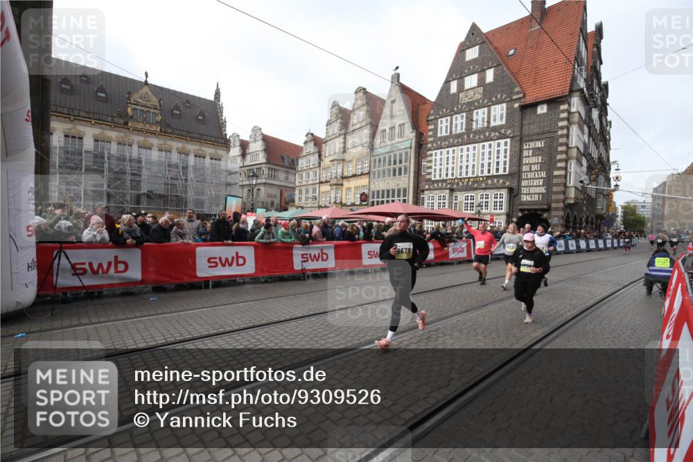 05.10.2025 - 20. swb-Marathon Bremen Yannick Fuchs http://msf.ph/oto/9309526 05.10.2025 11:16:17 Ziel 9679, 10339, 10340, 10564, 11247, 11378 meine-sportfotos.de