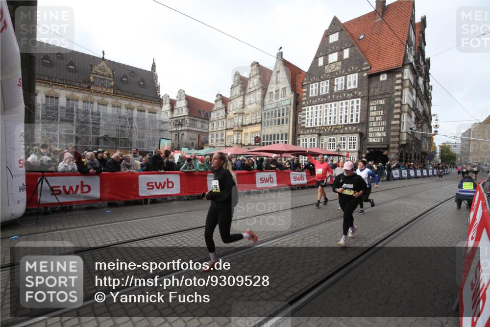 05.10.2025 - 20. swb-Marathon Bremen Yannick Fuchs http://msf.ph/oto/9309528 05.10.2025 11:16:18 Ziel 7110, 9679, 10339, 10340, 10564, 11247, 11378 meine-sportfotos.de