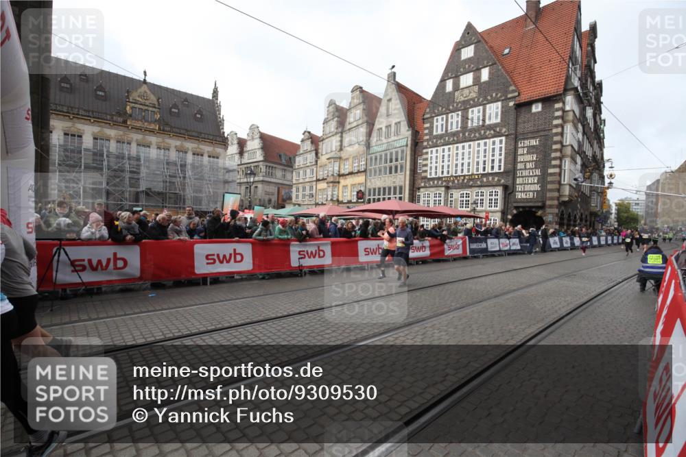 05.10.2025 - 20. swb-Marathon Bremen Yannick Fuchs http://msf.ph/oto/9309530 05.10.2025 11:16:21 Ziel 7110, 10339, 11247 meine-sportfotos.de