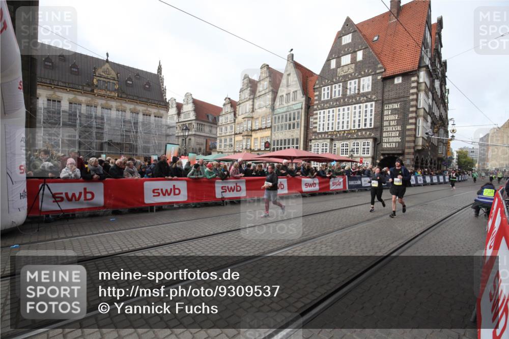 05.10.2025 - 20. swb-Marathon Bremen Yannick Fuchs http://msf.ph/oto/9309537 05.10.2025 11:16:27 Ziel 10023, 10083, 10379, 10450, 11029 meine-sportfotos.de