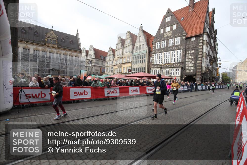 05.10.2025 - 20. swb-Marathon Bremen Yannick Fuchs http://msf.ph/oto/9309539 05.10.2025 11:16:28 Ziel 10023, 10083, 10379, 10450, 11029, 11358 meine-sportfotos.de