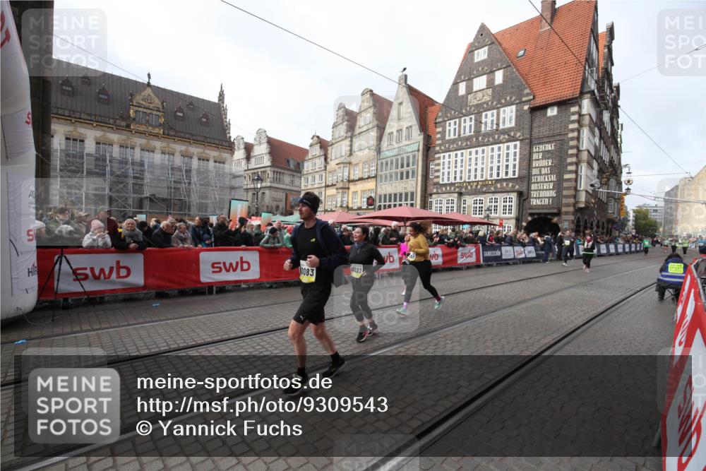 05.10.2025 - 20. swb-Marathon Bremen Yannick Fuchs http://msf.ph/oto/9309543 05.10.2025 11:16:29 Ziel 10023, 10083, 10379, 10450, 11029, 11358, 11404 meine-sportfotos.de