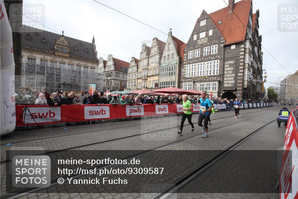 05.10.2025 - 20. swb-Marathon Bremen Yannick Fuchs http://msf.ph/oto/9309587 05.10.2025 11:16:42 Ziel 9301, 9753, 11020, 11182, 11438 meine-sportfotos.de