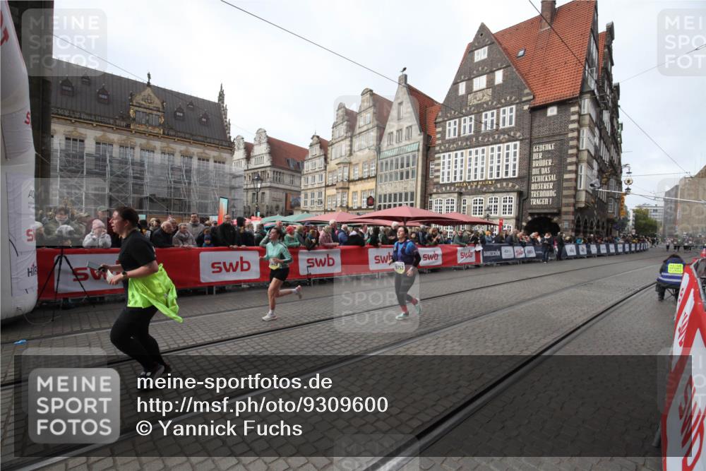 05.10.2025 - 20. swb-Marathon Bremen Yannick Fuchs http://msf.ph/oto/9309600 05.10.2025 11:16:44 Ziel 9301, 9753, 11020, 11438 meine-sportfotos.de