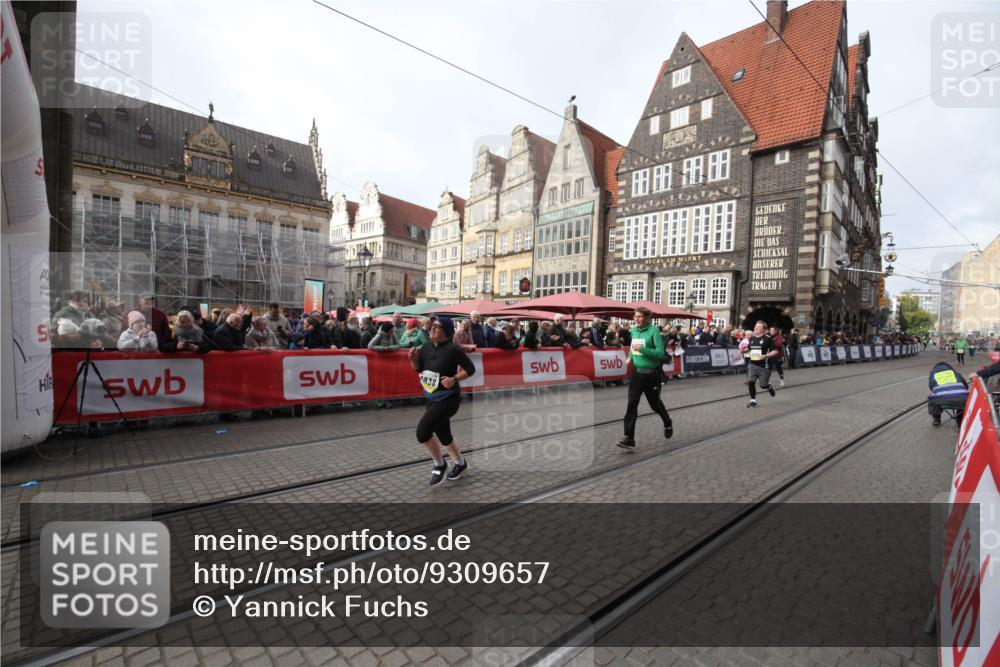 05.10.2025 - 20. swb-Marathon Bremen Yannick Fuchs http://msf.ph/oto/9309657 05.10.2025 11:17:00 Ziel 9698, 9838, 10728, 10736, 10752 meine-sportfotos.de