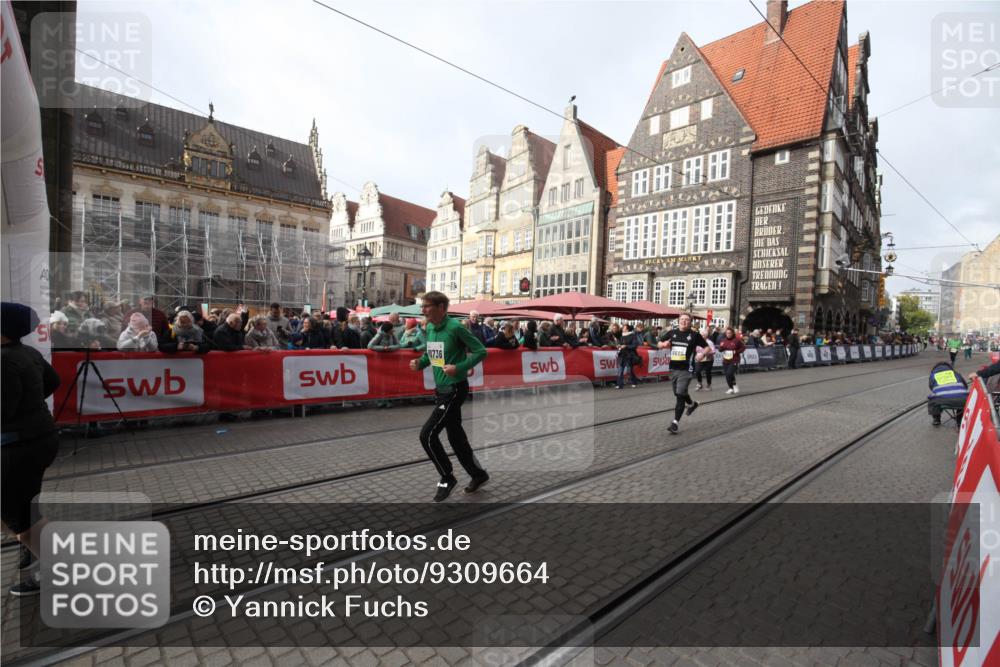 05.10.2025 - 20. swb-Marathon Bremen Yannick Fuchs http://msf.ph/oto/9309664 05.10.2025 11:17:01 Ziel 9698, 9838, 10728, 10736, 10752 meine-sportfotos.de