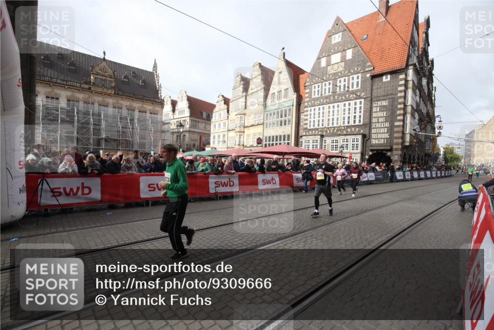05.10.2025 - 20. swb-Marathon Bremen Yannick Fuchs http://msf.ph/oto/9309666 05.10.2025 11:17:01 Ziel 9698, 9838, 10728, 10736, 10752 meine-sportfotos.de