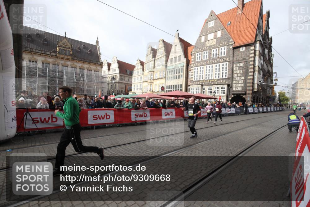 05.10.2025 - 20. swb-Marathon Bremen Yannick Fuchs http://msf.ph/oto/9309668 05.10.2025 11:17:02 Ziel 9698, 10728, 10736, 10752 meine-sportfotos.de