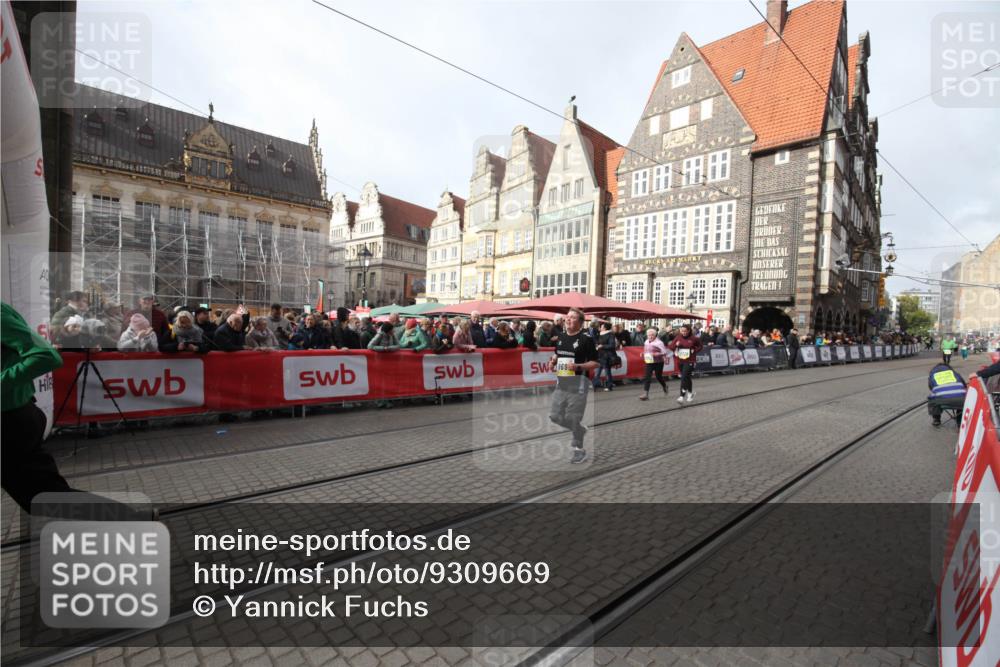 05.10.2025 - 20. swb-Marathon Bremen Yannick Fuchs http://msf.ph/oto/9309669 05.10.2025 11:17:02 Ziel 9698, 10728, 10736, 10752 meine-sportfotos.de
