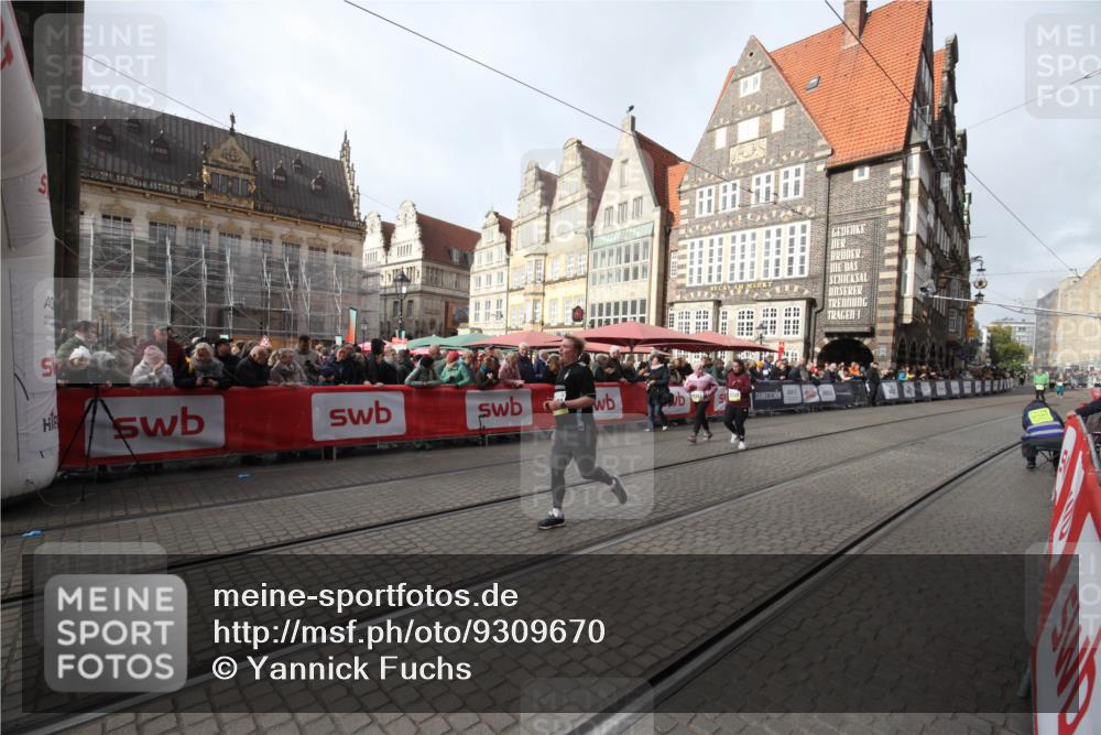 05.10.2025 - 20. swb-Marathon Bremen Yannick Fuchs http://msf.ph/oto/9309670 05.10.2025 11:17:02 Ziel 9698, 10728, 10736, 10752 meine-sportfotos.de