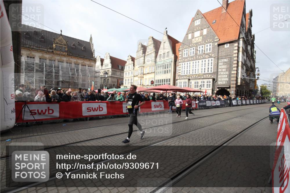 05.10.2025 - 20. swb-Marathon Bremen Yannick Fuchs http://msf.ph/oto/9309671 05.10.2025 11:17:03 Ziel 9698, 10728, 10752 meine-sportfotos.de