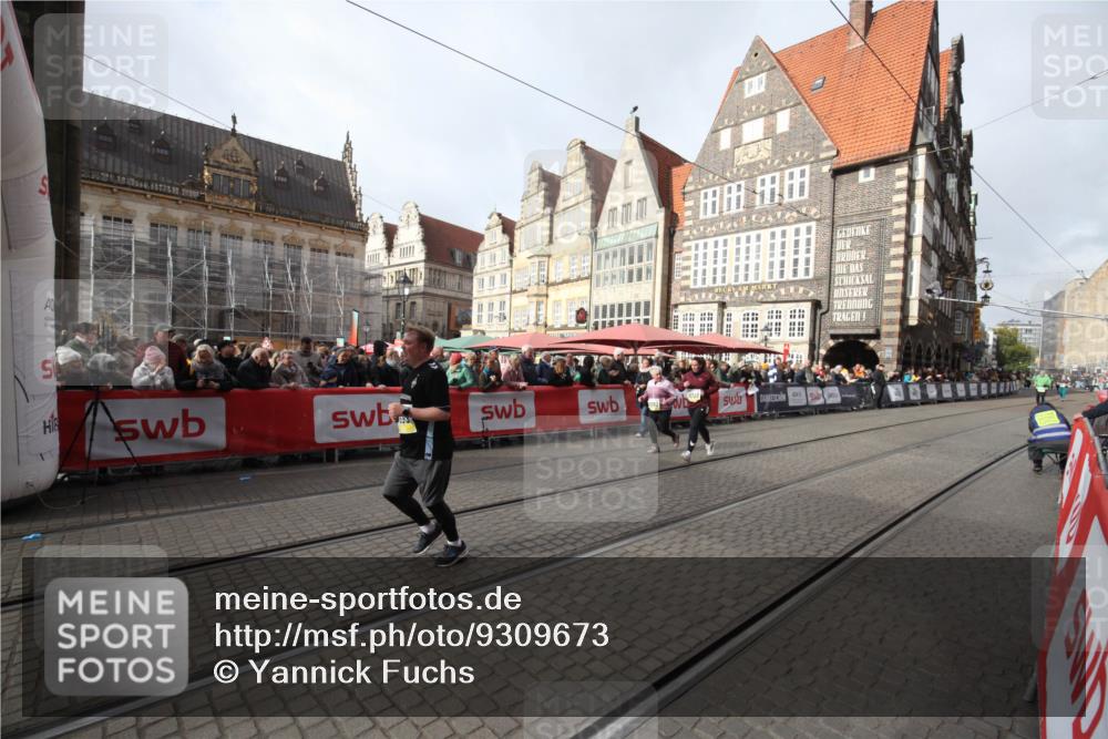 05.10.2025 - 20. swb-Marathon Bremen Yannick Fuchs http://msf.ph/oto/9309673 05.10.2025 11:17:03 Ziel 9698, 10728, 10752 meine-sportfotos.de