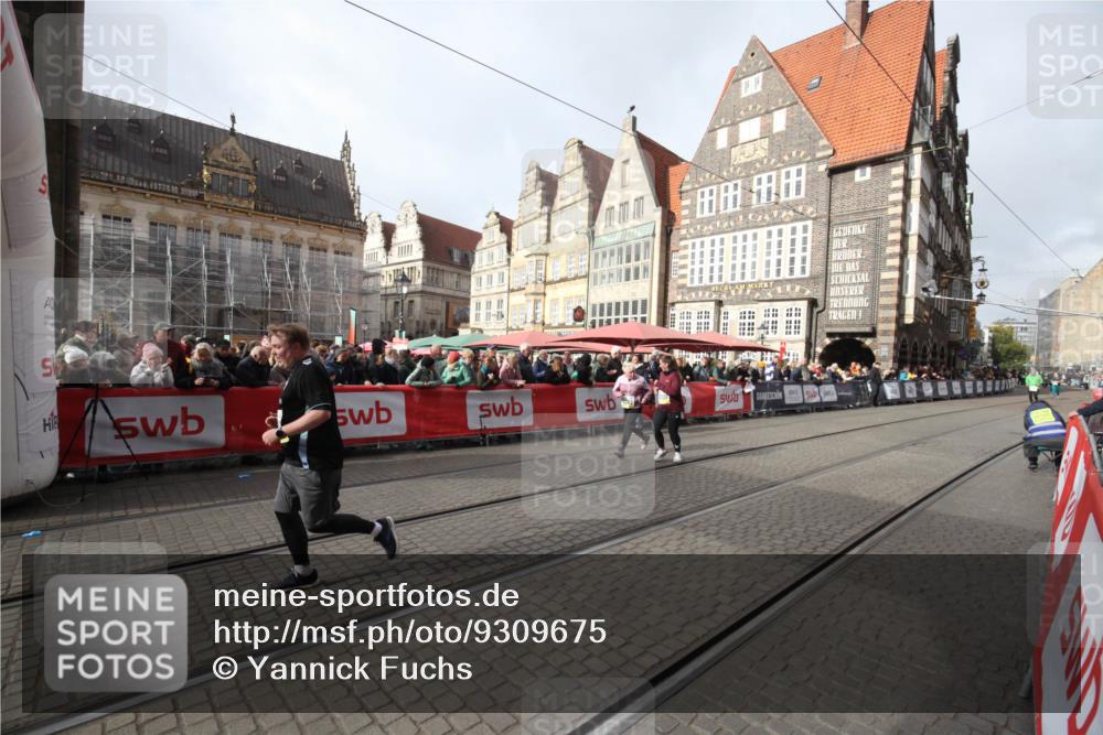 05.10.2025 - 20. swb-Marathon Bremen Yannick Fuchs http://msf.ph/oto/9309675 05.10.2025 11:17:03 Ziel 9698, 10728, 10752 meine-sportfotos.de