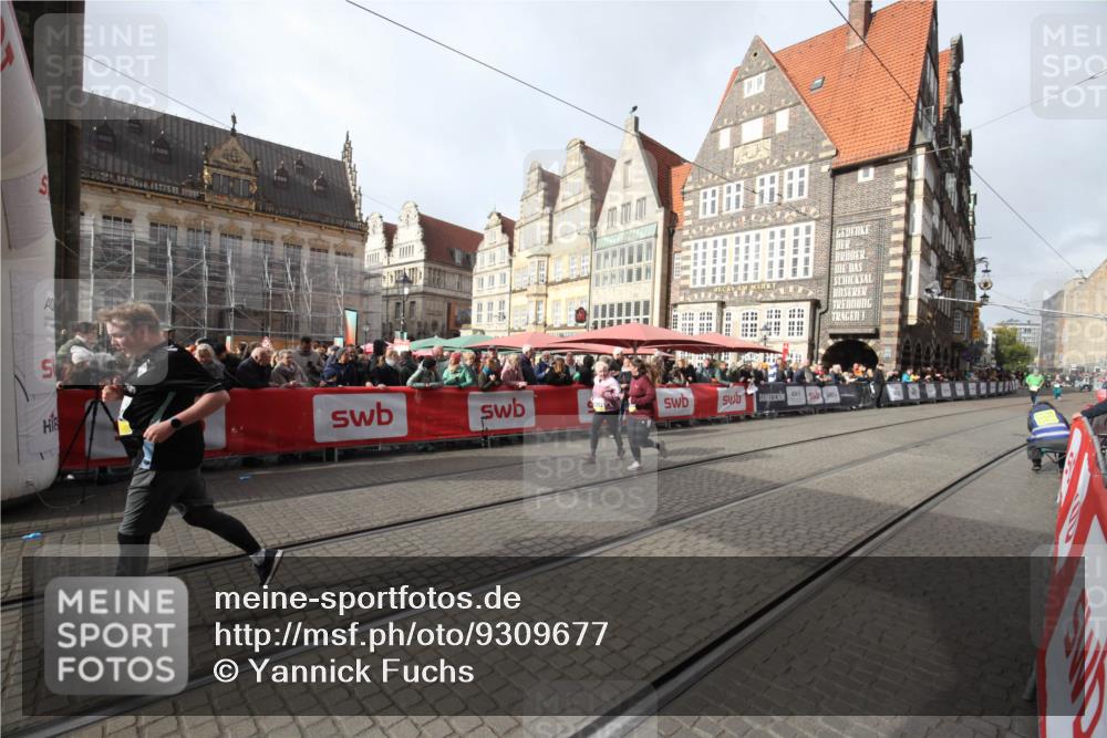 05.10.2025 - 20. swb-Marathon Bremen Yannick Fuchs http://msf.ph/oto/9309677 05.10.2025 11:17:03 Ziel 9698, 10728, 10752 meine-sportfotos.de