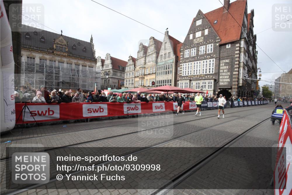 05.10.2025 - 20. swb-Marathon Bremen Yannick Fuchs http://msf.ph/oto/9309998 05.10.2025 11:17:44 Ziel 9869, 10312, 10465 meine-sportfotos.de