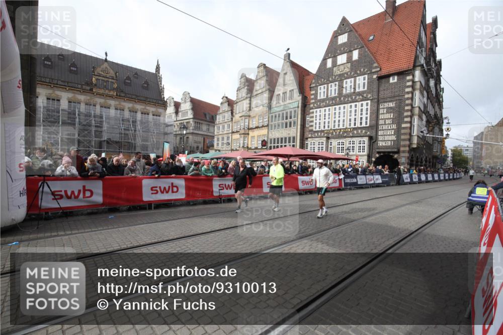 05.10.2025 - 20. swb-Marathon Bremen Yannick Fuchs http://msf.ph/oto/9310013 05.10.2025 11:17:46 Ziel 9869, 10312, 10465 meine-sportfotos.de