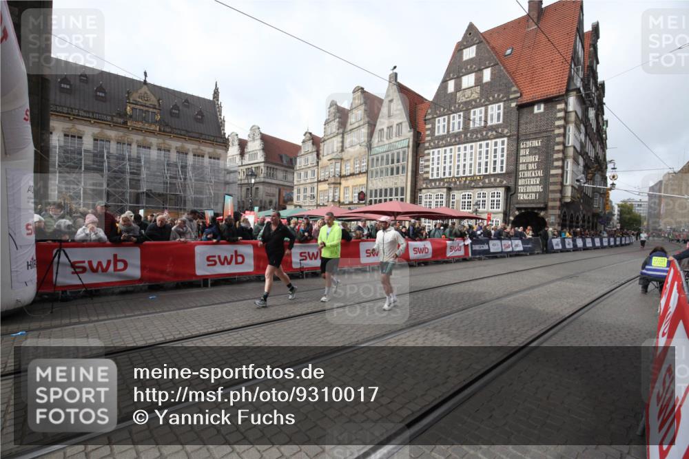 05.10.2025 - 20. swb-Marathon Bremen Yannick Fuchs http://msf.ph/oto/9310017 05.10.2025 11:17:46 Ziel 9869, 10312, 10465 meine-sportfotos.de