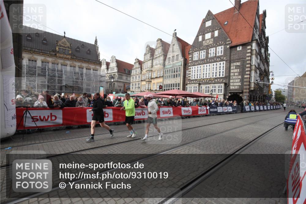 05.10.2025 - 20. swb-Marathon Bremen Yannick Fuchs http://msf.ph/oto/9310019 05.10.2025 11:17:47 Ziel 9869, 10312, 10465 meine-sportfotos.de