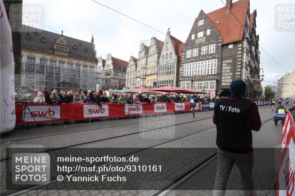 05.10.2025 - 20. swb-Marathon Bremen Yannick Fuchs http://msf.ph/oto/9310161 05.10.2025 11:18:06 Ziel 10808, 11082 meine-sportfotos.de