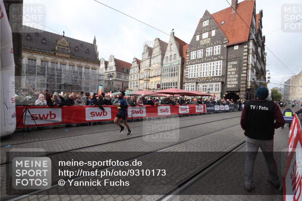 05.10.2025 - 20. swb-Marathon Bremen Yannick Fuchs http://msf.ph/oto/9310173 05.10.2025 11:18:08 Ziel 10808, 11082 meine-sportfotos.de