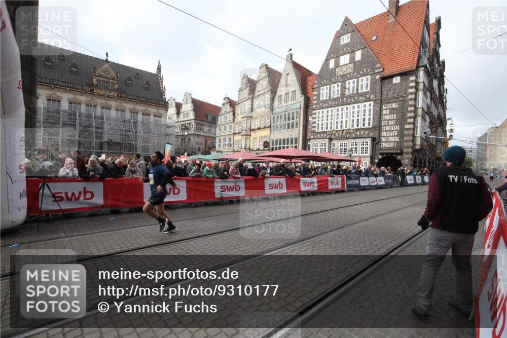 05.10.2025 - 20. swb-Marathon Bremen Yannick Fuchs http://msf.ph/oto/9310177 05.10.2025 11:18:09 Ziel 10808, 11082 meine-sportfotos.de