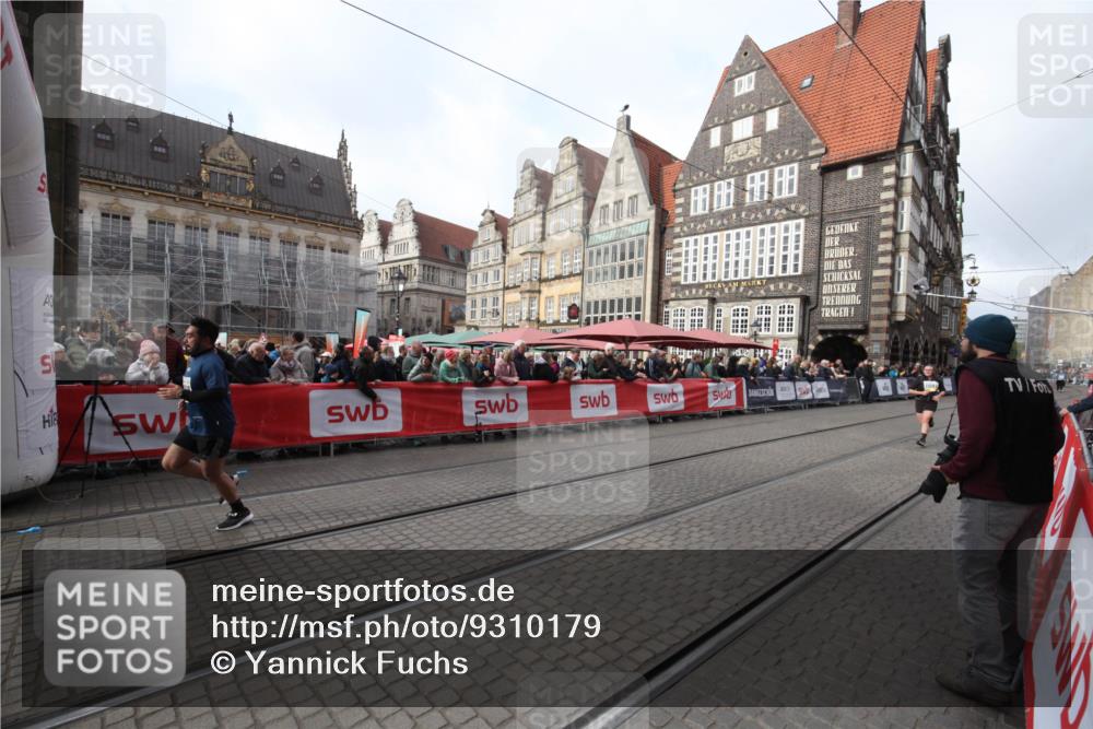 05.10.2025 - 20. swb-Marathon Bremen Yannick Fuchs http://msf.ph/oto/9310179 05.10.2025 11:18:09 Ziel 10808, 11082 meine-sportfotos.de