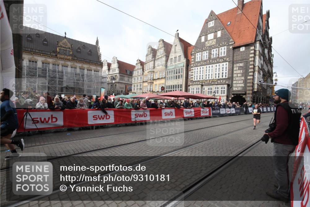 05.10.2025 - 20. swb-Marathon Bremen Yannick Fuchs http://msf.ph/oto/9310181 05.10.2025 11:18:09 Ziel 10808, 11082 meine-sportfotos.de