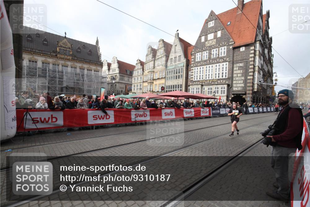 05.10.2025 - 20. swb-Marathon Bremen Yannick Fuchs http://msf.ph/oto/9310187 05.10.2025 11:18:10 Ziel 11082 meine-sportfotos.de