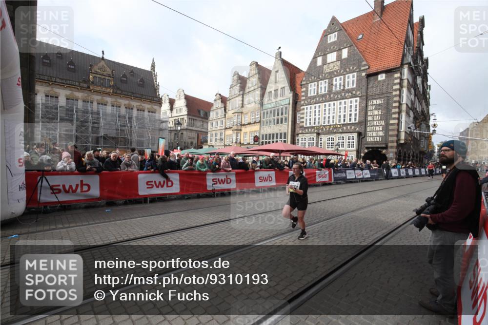 05.10.2025 - 20. swb-Marathon Bremen Yannick Fuchs http://msf.ph/oto/9310193 05.10.2025 11:18:11 Ziel 11082 meine-sportfotos.de