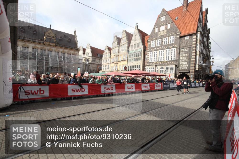 05.10.2025 - 20. swb-Marathon Bremen Yannick Fuchs http://msf.ph/oto/9310236 05.10.2025 11:18:17 Ziel 9465, 9477, 10575 meine-sportfotos.de