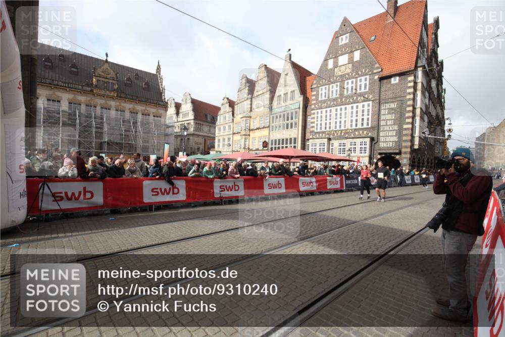 05.10.2025 - 20. swb-Marathon Bremen Yannick Fuchs http://msf.ph/oto/9310240 05.10.2025 11:18:17 Ziel 9465, 9477, 10575 meine-sportfotos.de