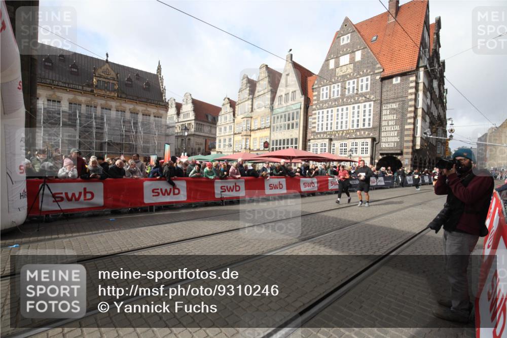 05.10.2025 - 20. swb-Marathon Bremen Yannick Fuchs http://msf.ph/oto/9310246 05.10.2025 11:18:18 Ziel 9465, 9477, 10575 meine-sportfotos.de