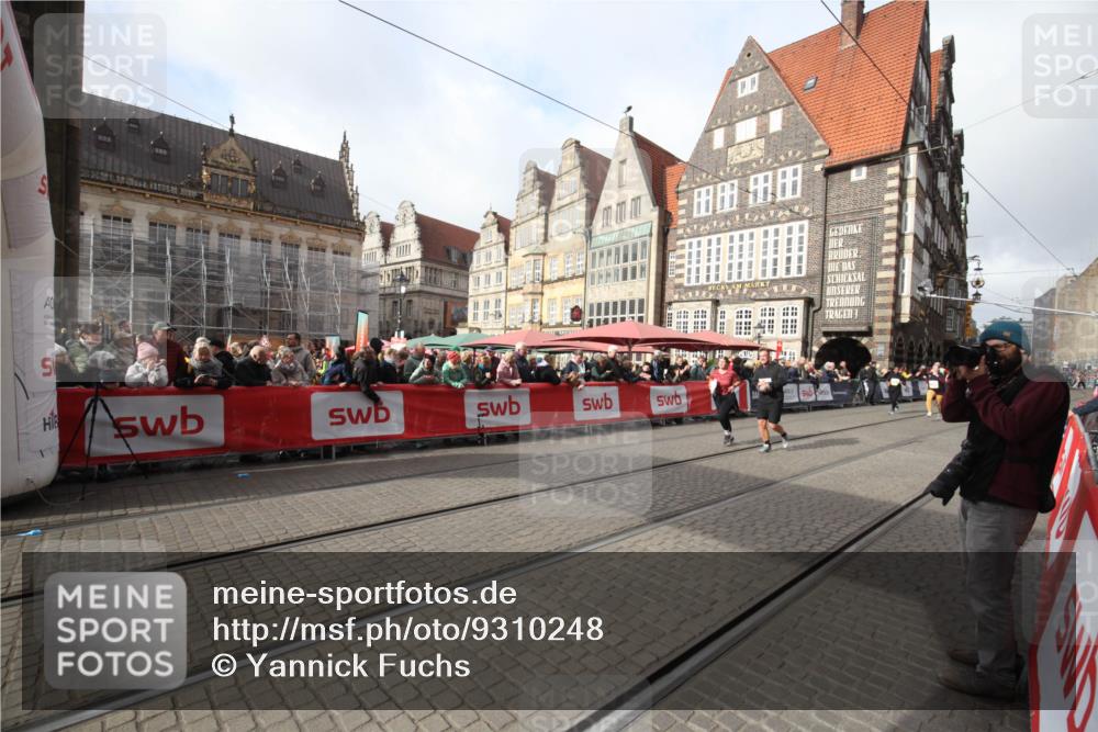 05.10.2025 - 20. swb-Marathon Bremen Yannick Fuchs http://msf.ph/oto/9310248 05.10.2025 11:18:18 Ziel 9465, 9477, 10575 meine-sportfotos.de