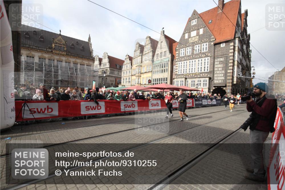 05.10.2025 - 20. swb-Marathon Bremen Yannick Fuchs http://msf.ph/oto/9310255 05.10.2025 11:18:19 Ziel 9348, 9465, 9477, 10575, 10994 meine-sportfotos.de