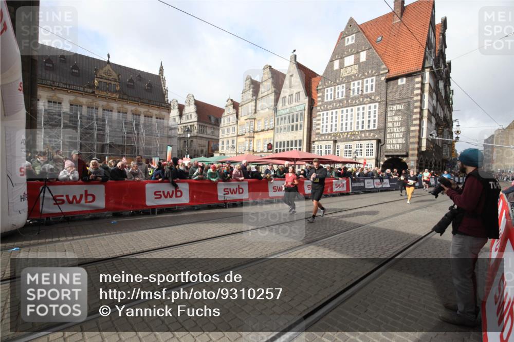 05.10.2025 - 20. swb-Marathon Bremen Yannick Fuchs http://msf.ph/oto/9310257 05.10.2025 11:18:19 Ziel 9348, 9465, 9477, 10575, 10994 meine-sportfotos.de